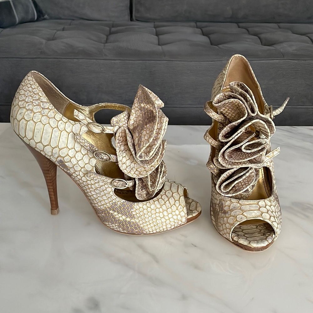 Saks fifth avenue nude/gold heels